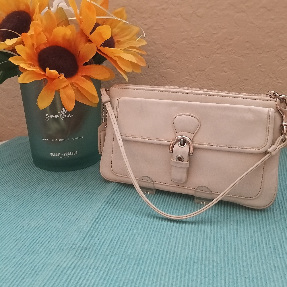 Coach FS7156 Leather Soho Buckle Wristlet Clutch Wallet Ivory Silver Hardware